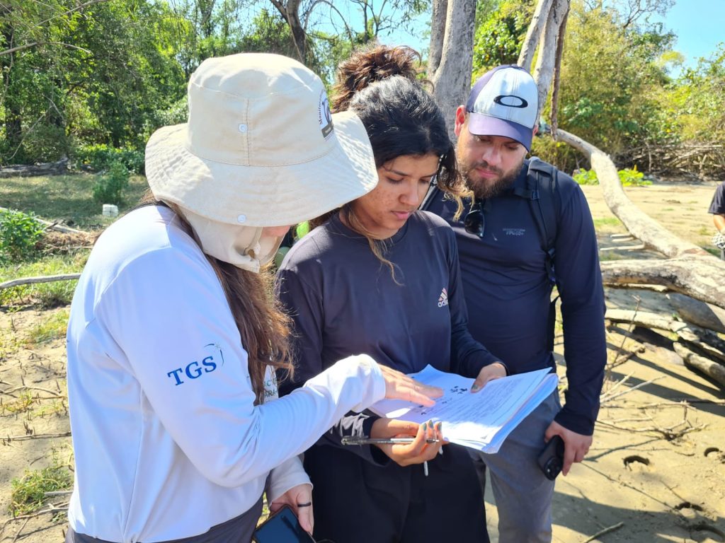 Estudantes do curso de Ciências Ambientais da Unifap participam de monitoramento na Praia do Goiabal, no Amapá