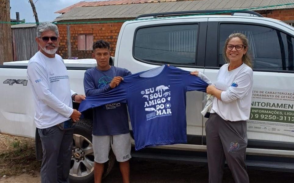 Instituto BioMa entrega camisas da campanha “Eu sou amigo do mar”