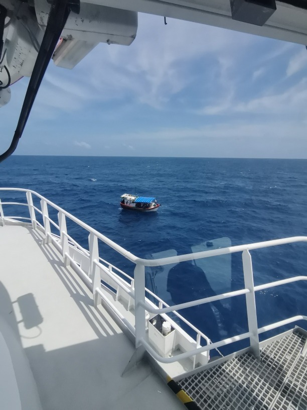 Embarcação de apoio que participa da pesquisa sísmica na Margem Equatorial socorre barco de pesca