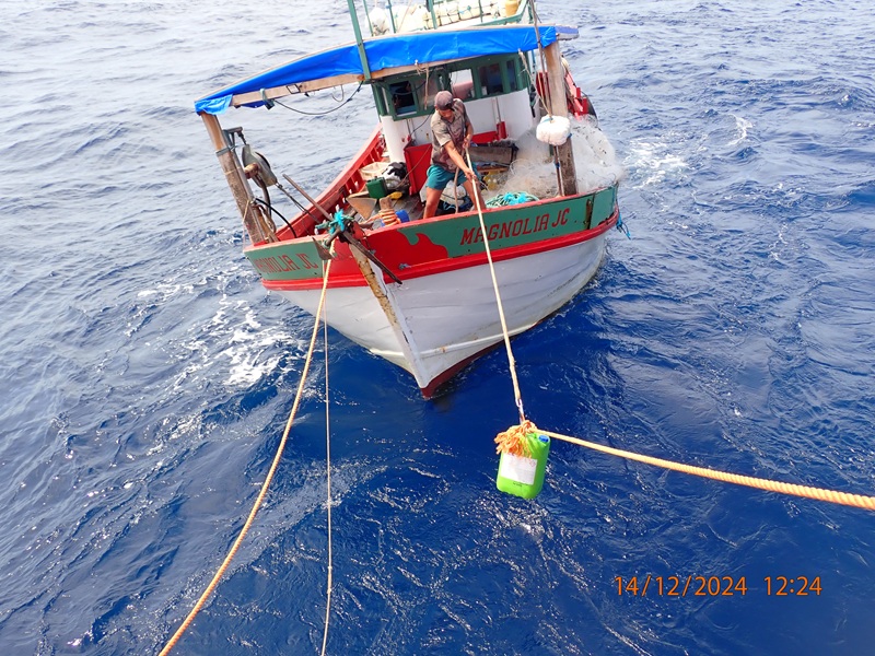 Embarcação de apoio que participa da pesquisa sísmica na Margem Equatorial socorre barco de pesca